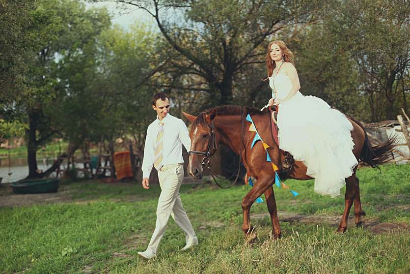 Жених держит лошадь, на которой сидит невеста - фото 1283695 Фотограф Юлия Леденёва