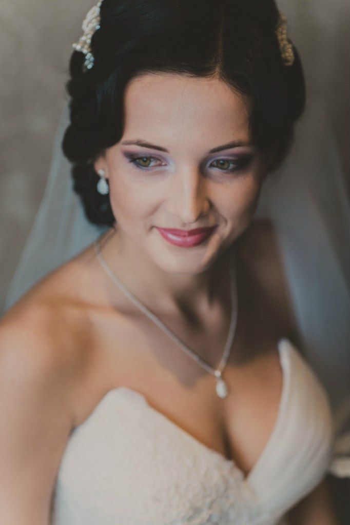 Невеста с прической из крупных локонов собранных в пучок на затылке, с классическим макияжем - фото 2994637 Ателье-студия платьев Назимы Юлдашевой