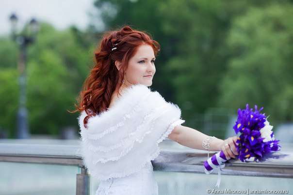 На плечах невесты горжетка из белого лебяжьего пуха и лёгких рюшей гофре - фото 1340887 Студия Красивая Невеста - накидки на свадьбу