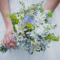 Букет невесты в бело-голубом цвете из ромашек и гортензий