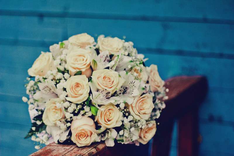 Букет невесты из белой гипсофилы, альстромерий и оранжевых роз  - фото 1409173 La Photo - фотостудия