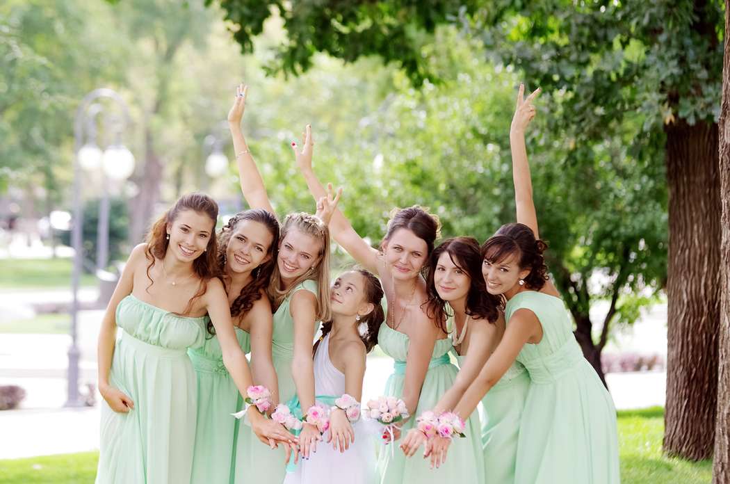 Девочка  в белом платье, украшенное зеленным широким поясом стоит у дерева с подружками невесты, у всех на руках розовые - фото 835463 Фотограф Трунова Екатерина