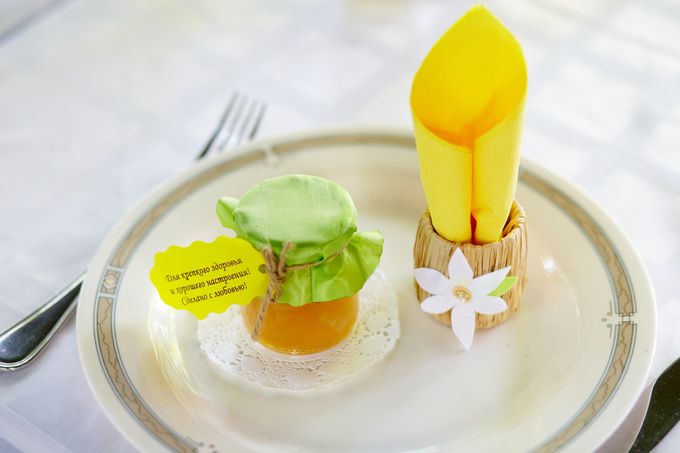 Бонбоньерка - бочонок со сладостью с зеленой салфеткой, бечевкой и этикеткой - фото 2014192 Невеста01