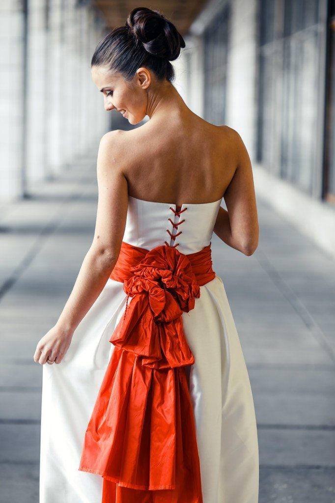 Невеста в прямом атласном платье на шнуровке с широкой красной атласной лентой с бантом сзади  - фото 3575681 Эдуард Микрюков свадебный фотограф