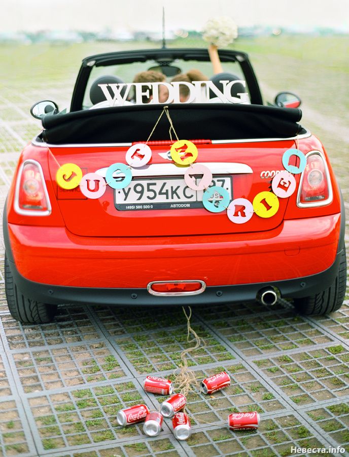 Красный "кабриолет" украшенный  гирляндами из букв JUST MARRIEND и WEDDING. - фото 2266334 Yulianka_
