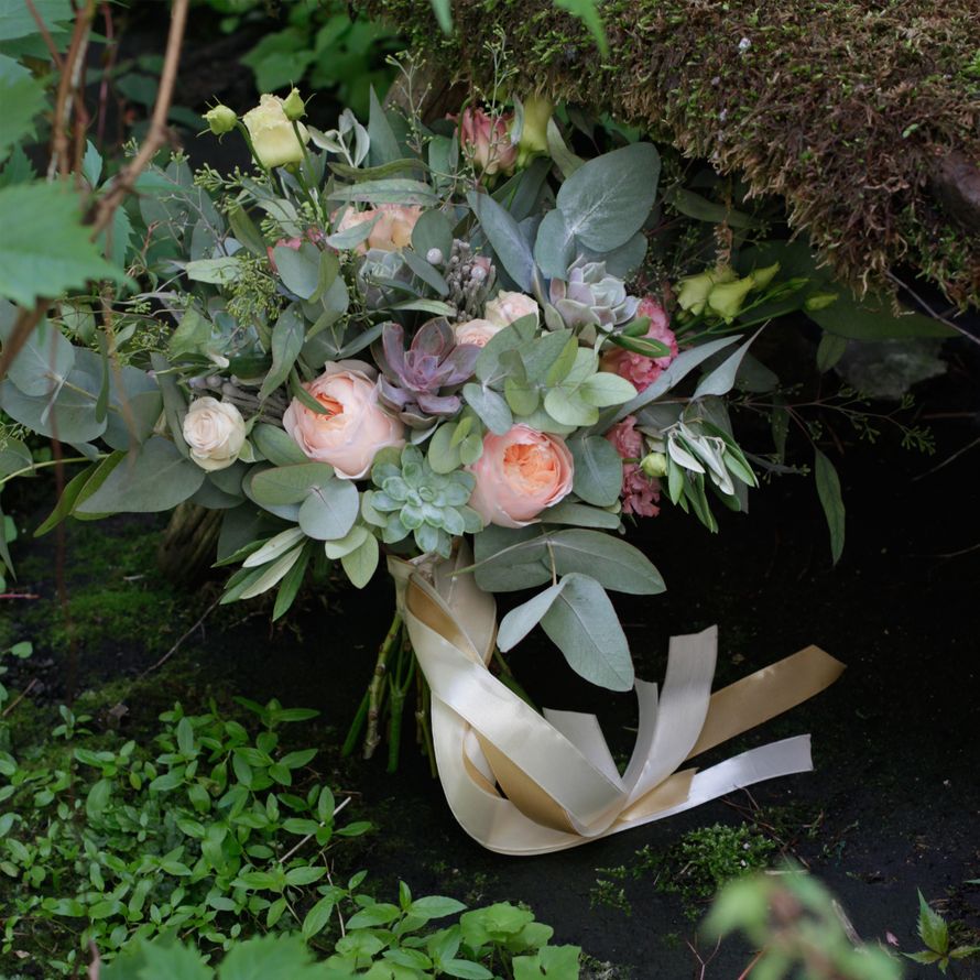 Букет невесты из пионовидной розы, эвкалипта, лизиантуса и суккулентов - фото 16730326 Флорист Юрина Алёна