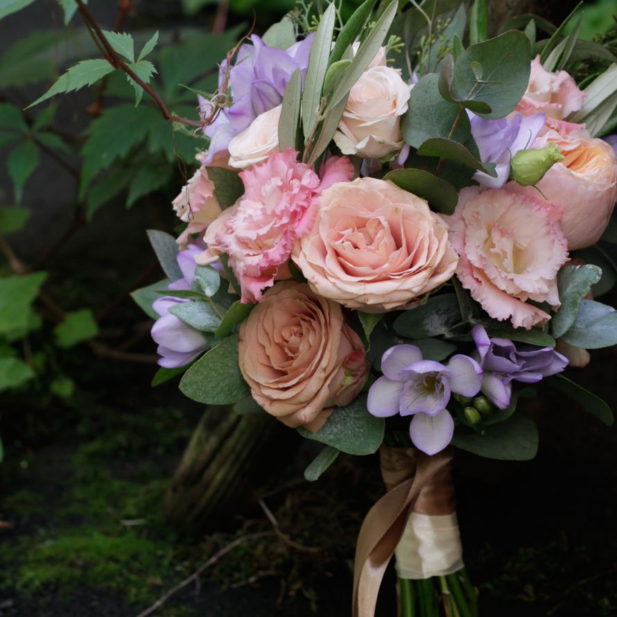 Букет невесты из пионовидной розы сорта Вувузелла, сиреневой фрезии и эвкалипта - фото 16733652 Флорист Юрина Алёна