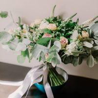Букет невесты- растрепыш из зелени вкалипты, хедеры и оливы, с кустовой розой, вероникой и калистефусом