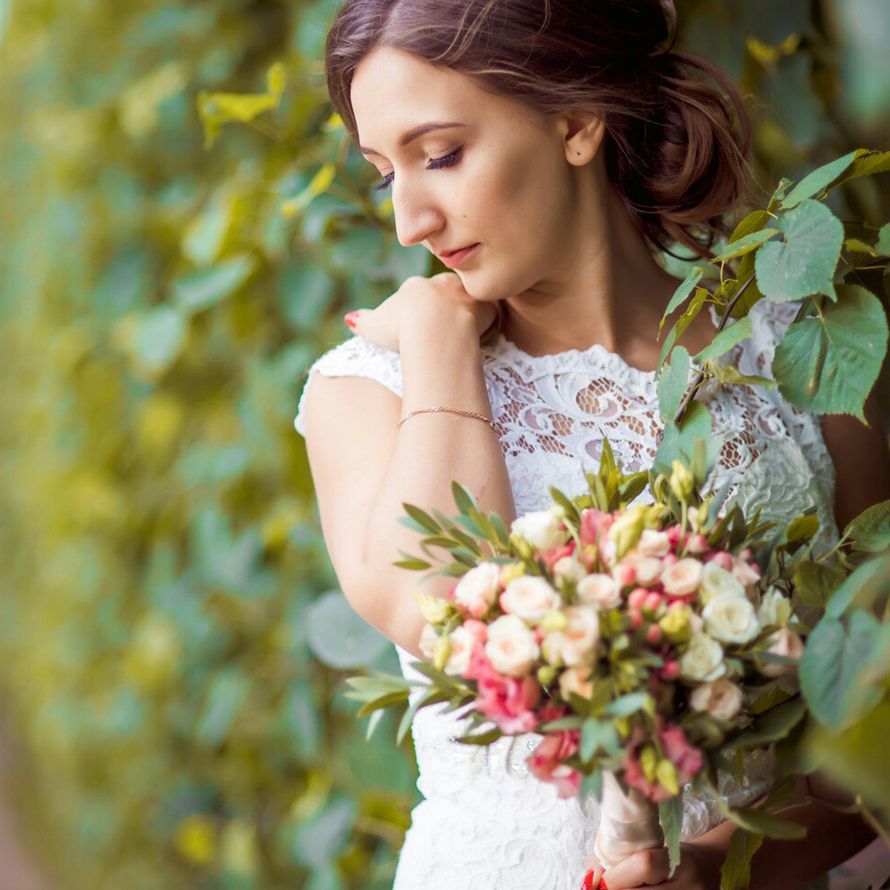 Букет невесты из кустовой розы, эвкалипта и лизиантуса - фото 16733722 Флорист Юрина Алёна