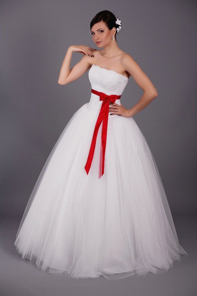Платье с красным поясом. Свадебное платье с красным поясом. Свадебное платье с красной лентой. Белое платье с красным поясом. Свадебное платье белое с красным.