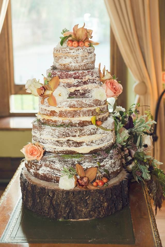 Многоярусный торт на белом креме, украшен цветами. - фото 2493733 elizavetaveta