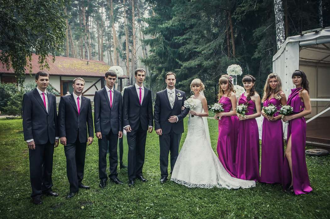 Гости стоят по обе стороны жениха и невесты на лужайке у дома , подружки невесты с букетами в руках, в малиновых длинных платьях, - фото 1796379 Невеста01