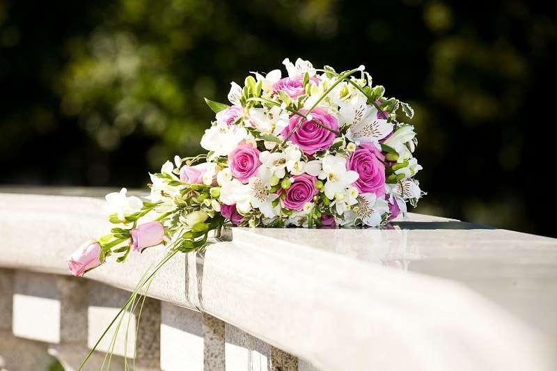 Букет каскадный: основные цветы розы, лилия, зелень - питаспорум - фото 7076410 Арт-студия праздников "Твоя Свадьба"