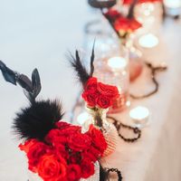 красная черная свадьба перья