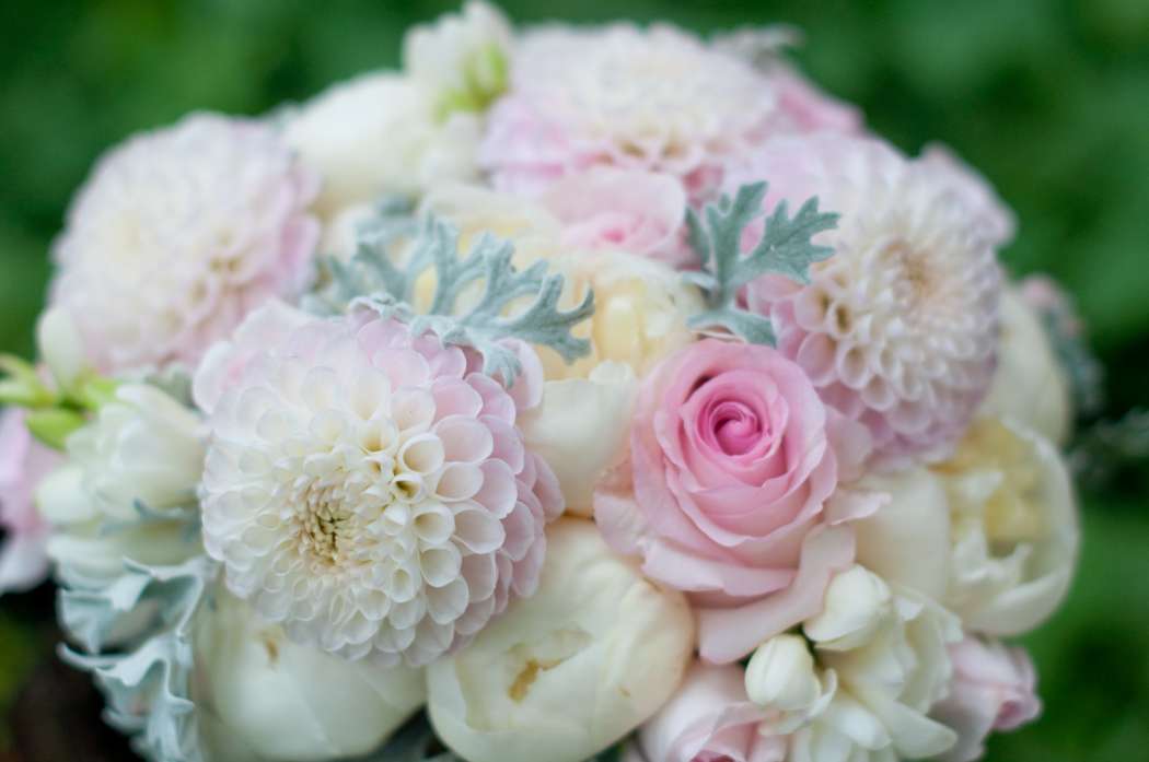 Бело-розовый букет невесты с георгинами и пионами - фото 16311432 Студия флористики и декора "Глориоза"