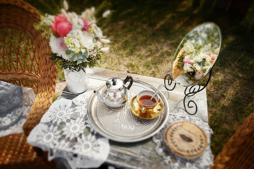 на столе два букета цветов, плоская серебряная тарелка и деревянная подставка - фото 3380579 Bechamel - студия декора