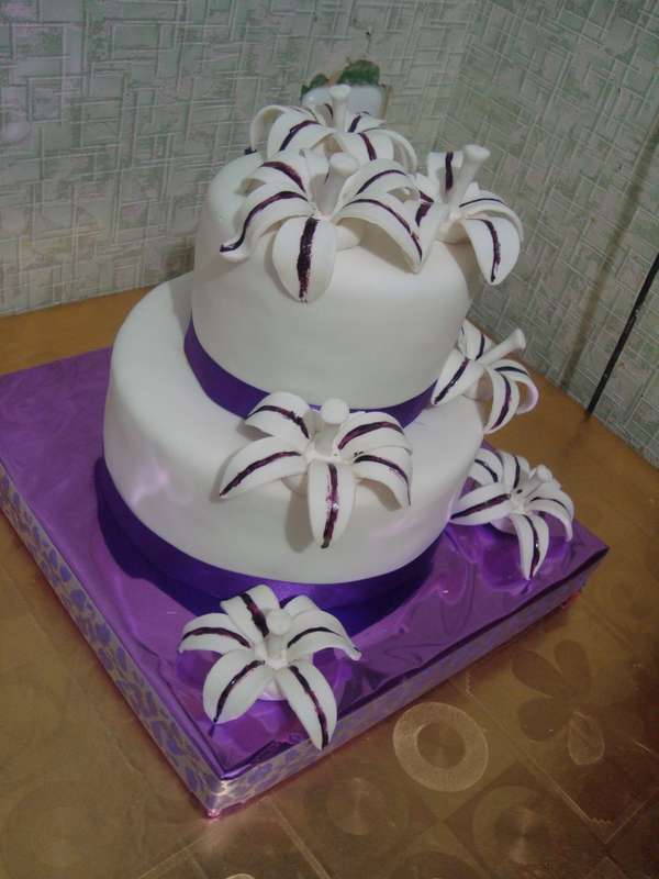 Лиловый свадебный торт с лилиями!
вес 5кг - фото 2159284 Авторская кондитерская Confetteria