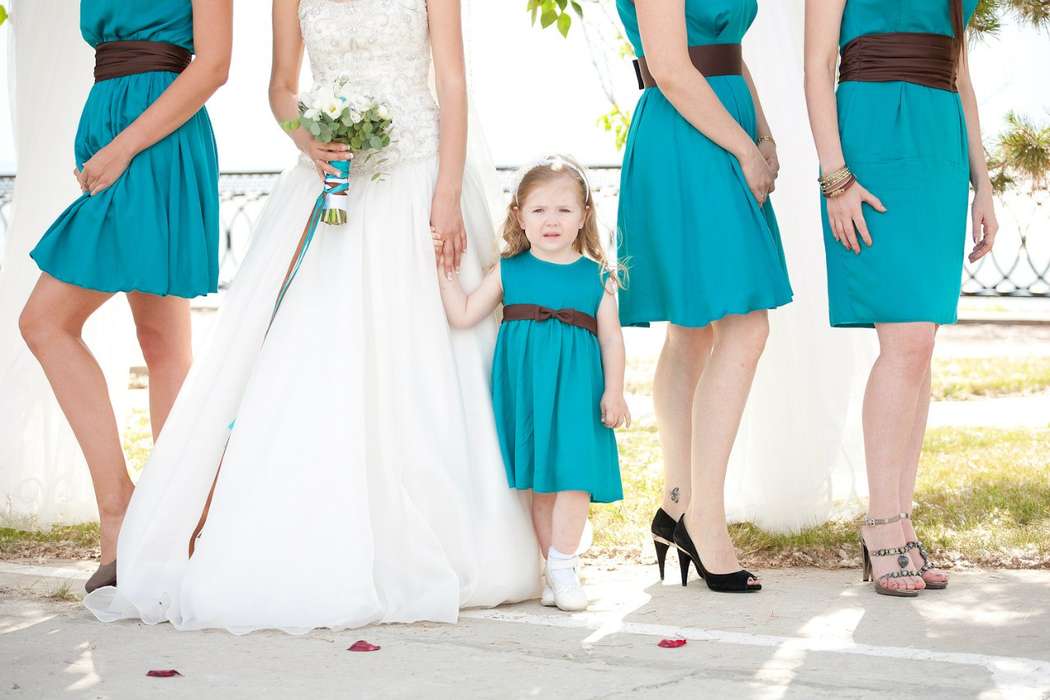 Маленькая девочка рядом с подружками невесты , держит за руку невесту, все в платьях в голубом тоне - фото 1599327 Артем Гришин свадебный фотограф в Тольятти,Самаре