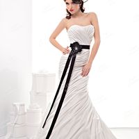Силуэтное платье - отличная основа для стилизованных свадеб! К платью можно подобрать пояса разных цветов, перчатки, шляпки, вуалетки....Вы будите неотразимы!!!