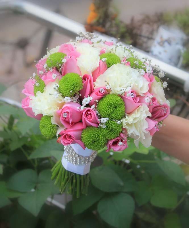 Букет невесты из зеленых хризантем, белой гипсофилы, розовых роз и белых гвоздик, декорированный белой лентой и стразами  - фото 1920297 IvoryDate- свадебные стилисты и флористы в Праге