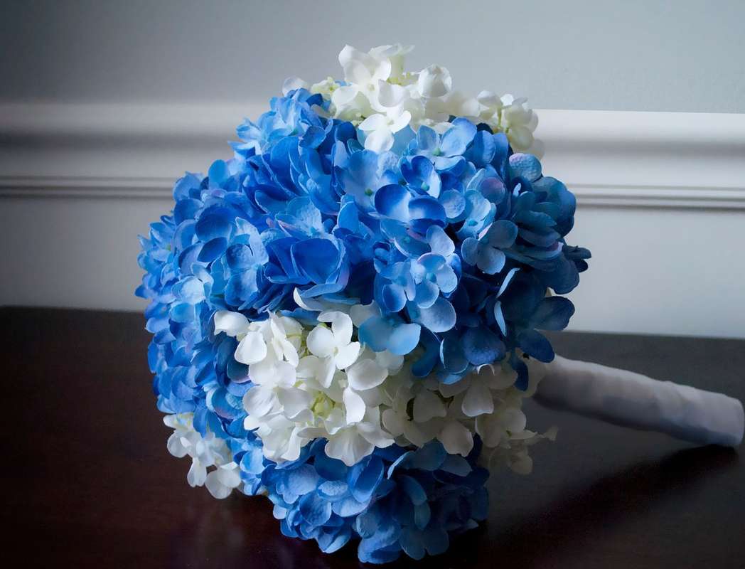 Букет невесты в круглом стиле из синих и белых гортензий, декорированный белой лентой  - фото 1920315 IvoryDate- свадебные стилисты и флористы в Праге