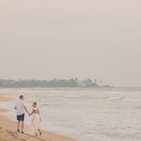 Свадебная фотосессия на берегу океана на острове Шри-Ланка