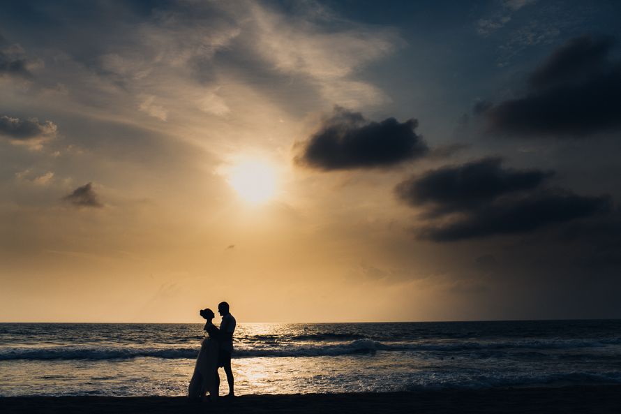 Силуэты на закате на берегу океана - фото 3860095 Фотограф Елена Горина