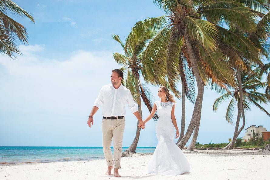 Молодая пара прогуливается по берегу океана, парень одет в белую рубашку и бежевые штаны, девушка - в белоснежное длинное платье - фото 2939145 Свадебное агенство "Travelservice weddings"