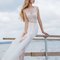 Leone
Невесомое платье прямого силуэта, идеально подходящее для свадьбы на море. Внутреннее (базовое) платье выполнено из атласа, а верхняя туника из тончайшего кружева шантильи и мягкого английского фатина. Платье  универсальное, и может быть использован