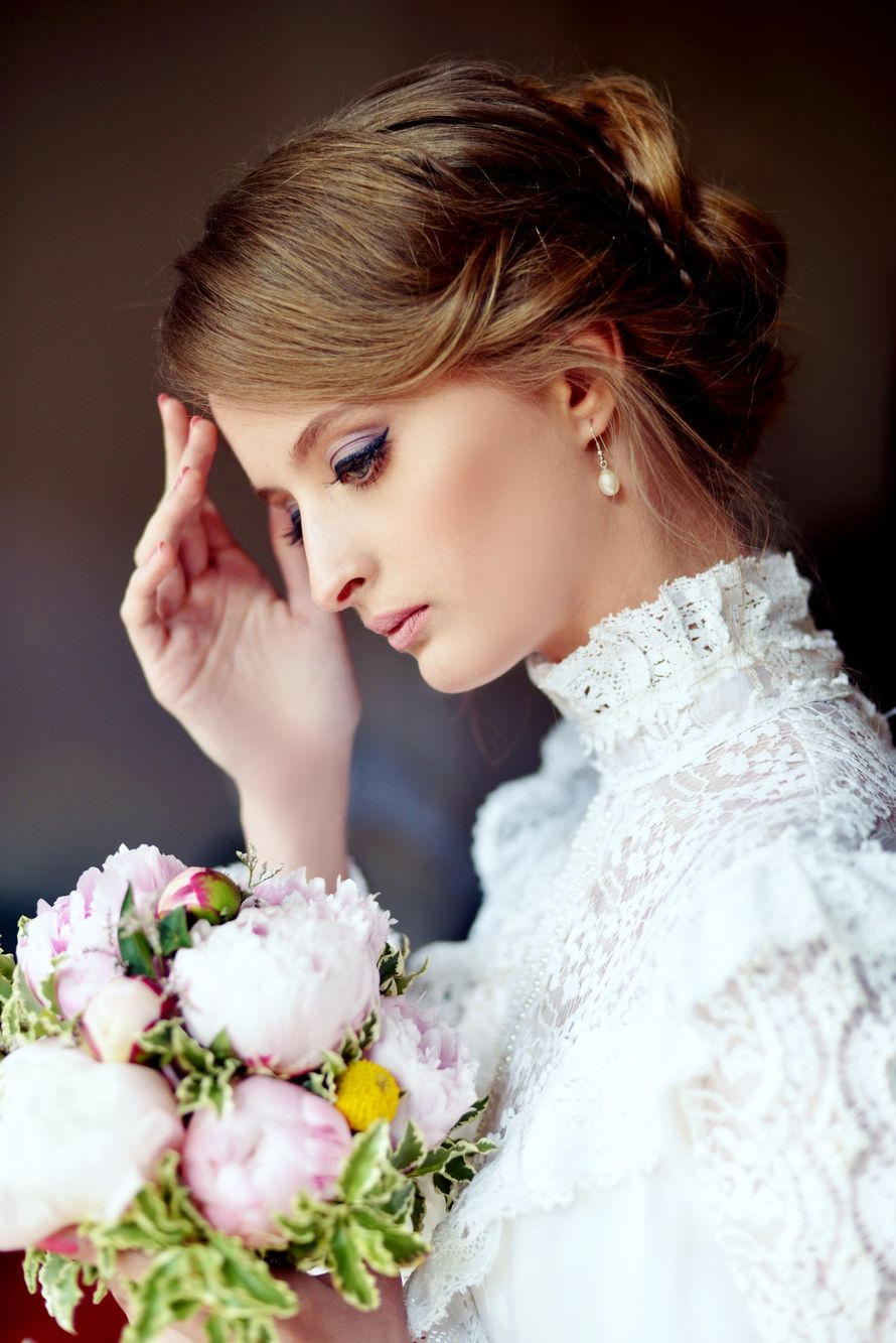 Невеста с прической из локонов собранных в пучок на затылке, с классическим макияжем в сером тоне - фото 3131617 Свадебный стилист Баженова Женя