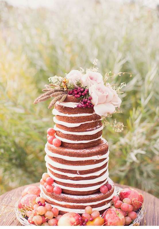 Большой высокий шоколадный торт, с белым кремом, украшенный цветами и фруктами - фото 1905229 Компания "Тортиk" - свадебные торты на заказ