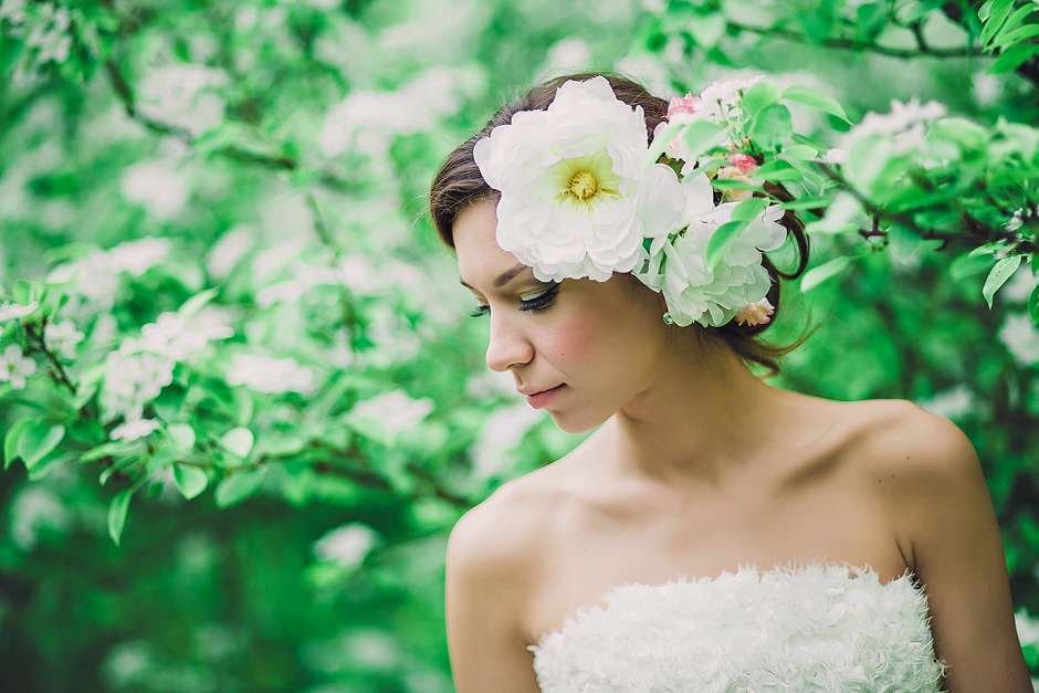 Волосы невесты украшают белые пышные цветы - фото 2617141 Фотограф Илья Ильин