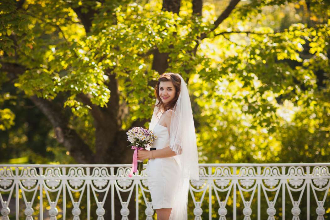 Невеста в коротком белом платье из плотного материала и с длинной фатой - фото 2980481 Фотограф Мари Ерофеева