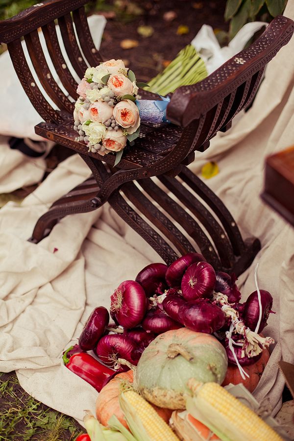 Букет невесты на коричневой деревянной подставке, лук, кукуруза, перец, тыква на белом полотне для оформления свадебной фотосессии - фото 1775245 Teplo Event Bureau
