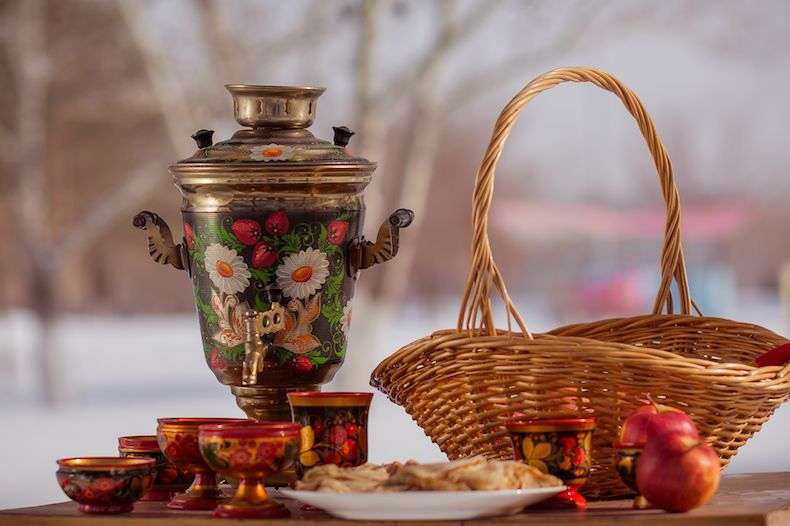 На столе стоит самовар в "этническом" стиле, чашки, тарелка с выпечкой и корзинка - фото 2429859 Khi