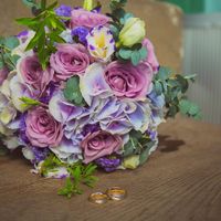 Сиренево-розовый букет невесты из гортензий, роз и эустом