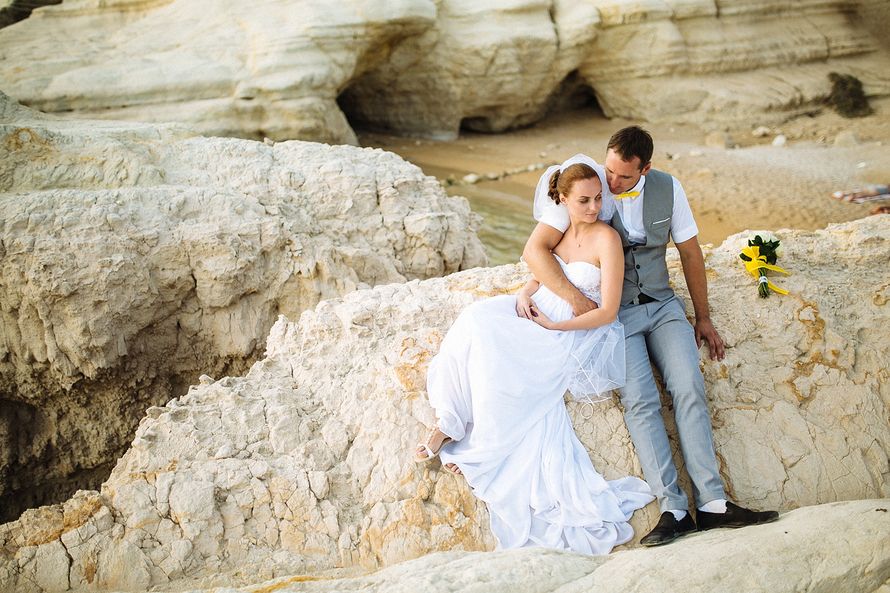 Жених и невеста, прислонившись друг к другу, сидят на скале - фото 3404949 Маруська-Маруська