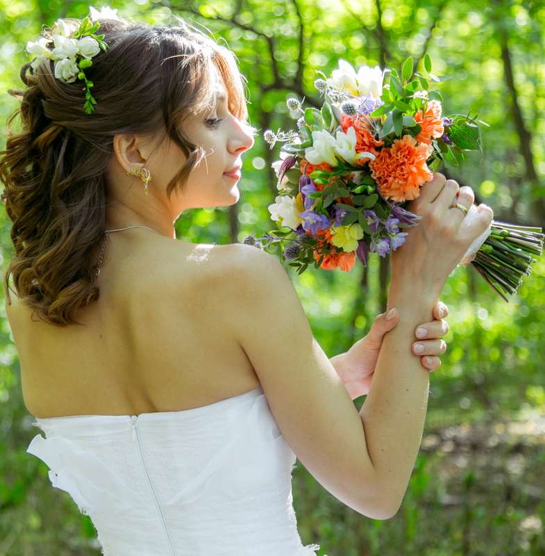 Невеста с прической из локонов собранных в длинный пучок на затылке с цветком, с нежным легким макияжем - фото 3055267 Akela
