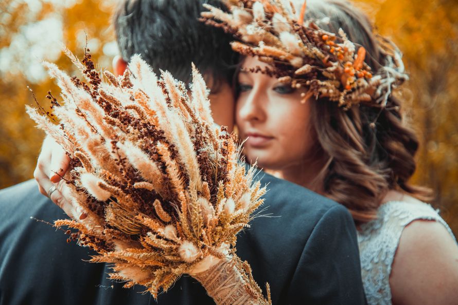 Осенний букет невесты и венок из коричневых сухоцветов, пшеничных колосков и колосков сухой травы, завязанные коричневой бечевкой  - фото 3070163 Фотограф Анна Рагушкина