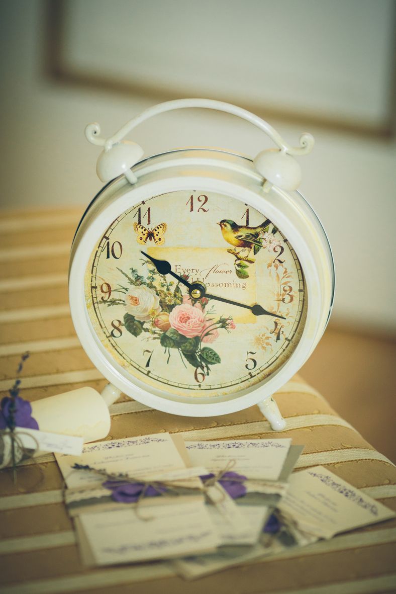 Белые часы-будильник с цветочным рисунком, элемент декора фотосессии свадьбы в стиле прованс - фото 1853443 "Honey Honey Decor" декор событий