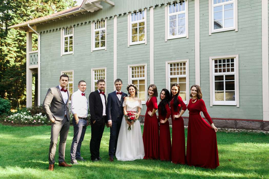Гости у дома стоят с женихом и невестой, подружки невесты в длинных красных платьях, друзья жениха в белых рубашках с красными - фото 3412939 Свадебное агентство "Wedkitchen"