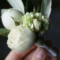 Июльский букет невесты в природных оттенках от LoveStory - роза пумпон, вибурнум и зелень оливы.
