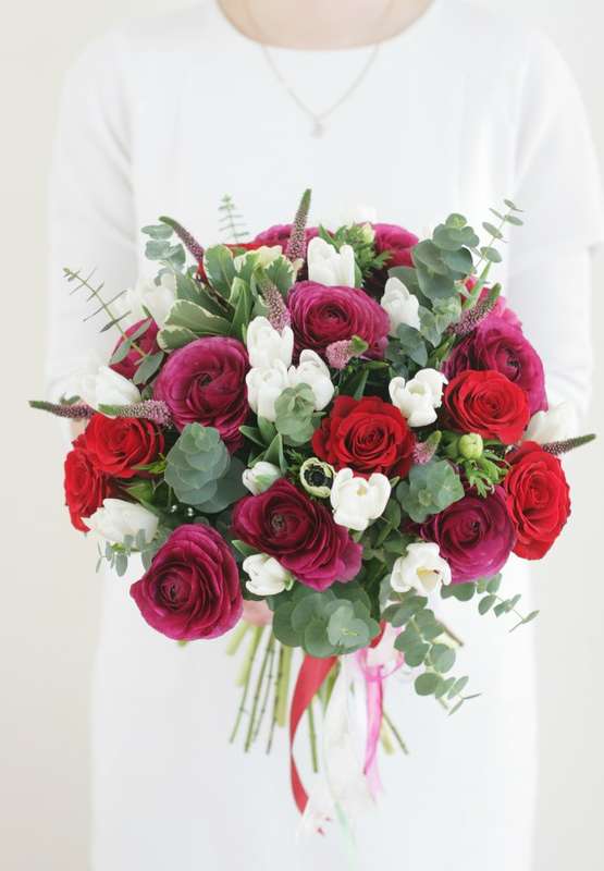 Букет невесты из бордово-розовых ранункулюсов, белых и красных роз, зеленого эвкалипта, декорированный 
красными и розовыми - фото 1968527 Фотограф Сидорова Лидия