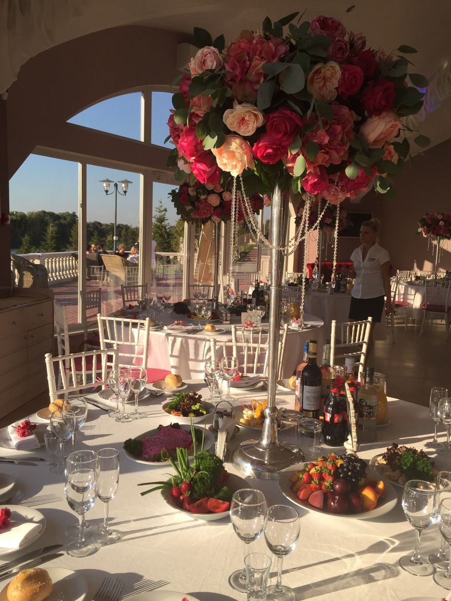 Оформление свадьбы гамма фуксия, розовый. Высокие композиции на канделябрах. - фото 7206116 Мастерская декора и флористики "Mi Amor"