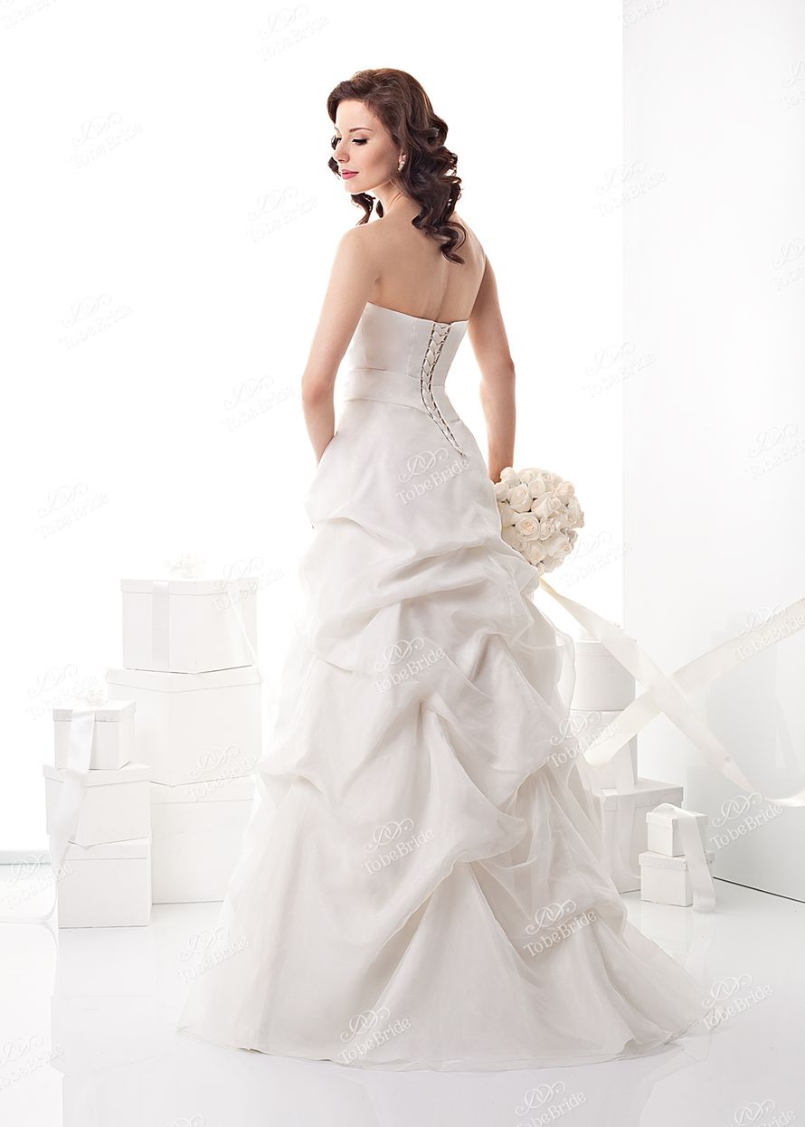 Невеста в платье с присобранной юбкой и гладким корсетом - фото 3093837 Невеста01