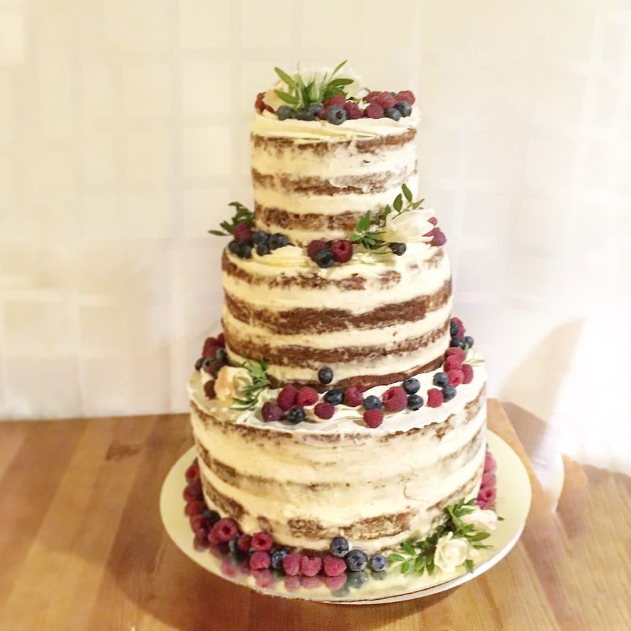 "голый" торт с ягодным декором - фото 12471988 Sweet - кафе-кондитерская
