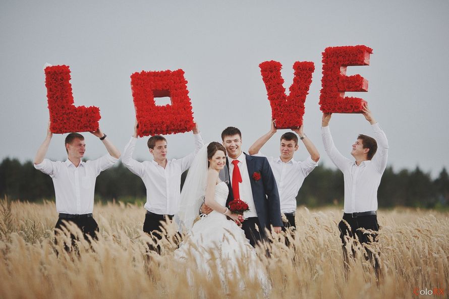 Свадьба в Красном цвете друзья жениха. Слово Love из людей.