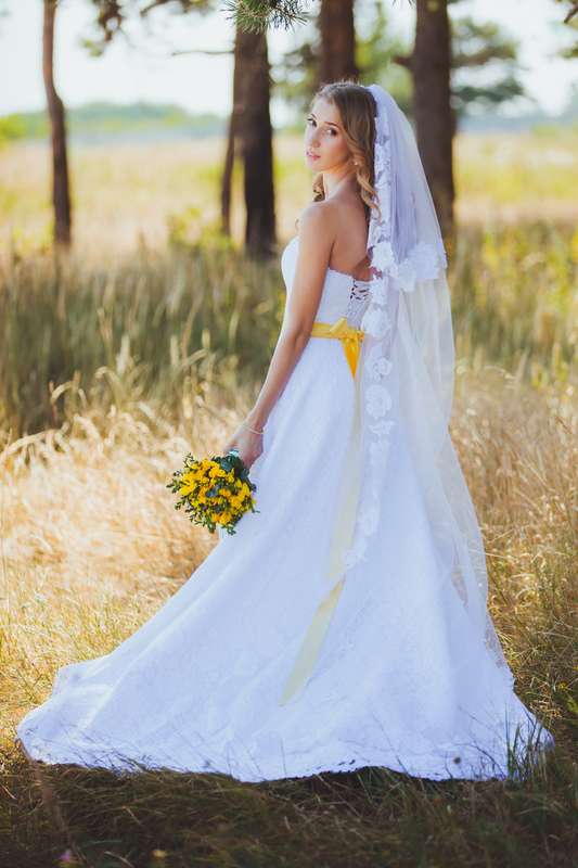 Невеста в белом платье с желтым поясом и с желтым букетом - фото 3179965 Свадебное агентство Пастила