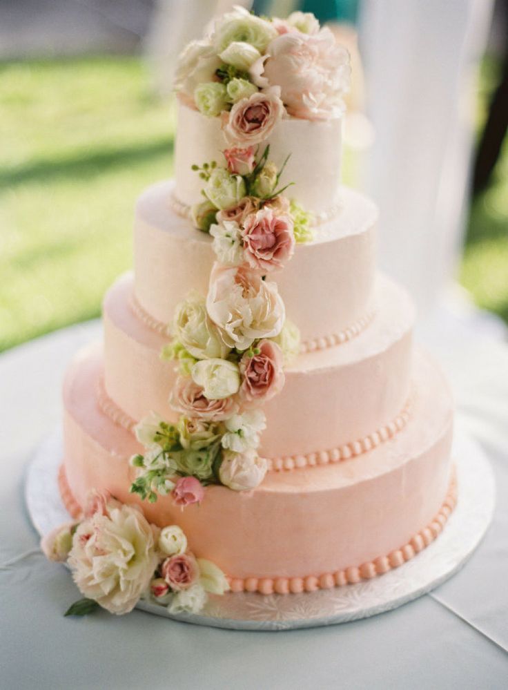 Нежно розовый свадебный торт, украшен каскадом фантазийных цветов из сахарной пасты и съедобным жемчугом - фото 2015744 Kate Fiance