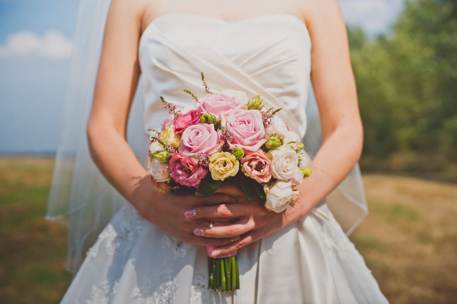 Невеста в белом кружевном пышном платье с букетом невесты из розовой астильбы, розовых эустом, оранжевых, белых и розовых роз - фото 2012598 Фотограф Дарья Бородачева